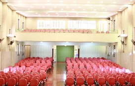 Auditório do IPSG com poltronas vermelhas