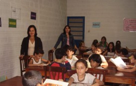 Professoras acompanhando alunos na biblioteca