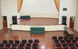 Palco do auditório visto da plateia