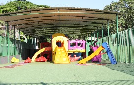 Parquinho coberto com brinquedos coloridos