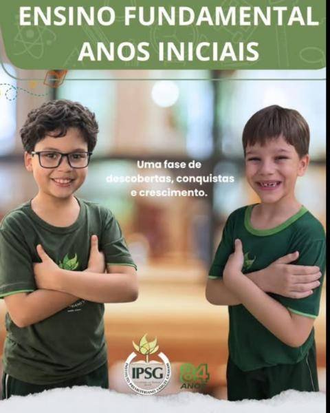 Dois alunos dos Anos Iniciais sorrindo com o uniforme do IPSG