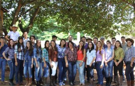 Turma de alunos com trajes de festa caipira