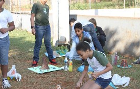 Alunos montando experimentos na feira de ciências