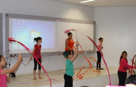 Alunas praticando ginástica rítmica com fitas