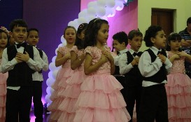 Alunos em apresentação teatral com figurinos